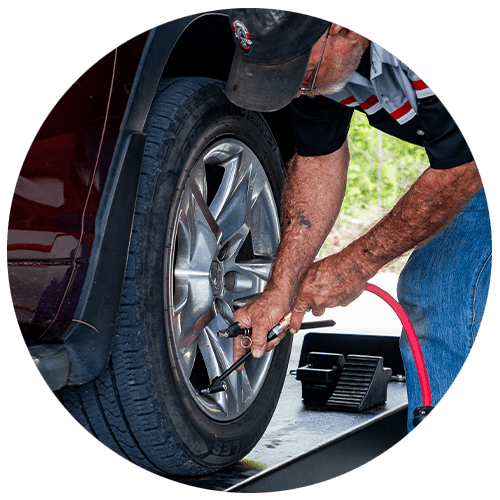 Employee at Pit Stop 171 in Longville Louisiana performs car care